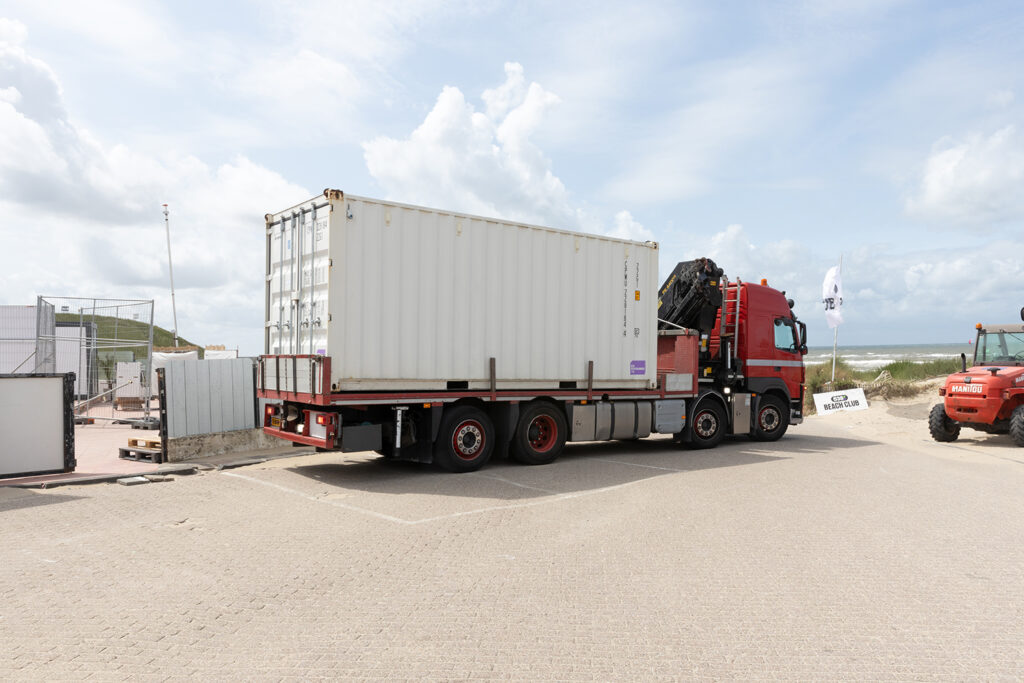 Transport van zeecontainer met vrachtwagen in Zandvoort aan Zee