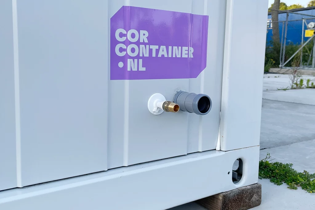 Aansluiting van water toevoer en afvoer van bouwkeet