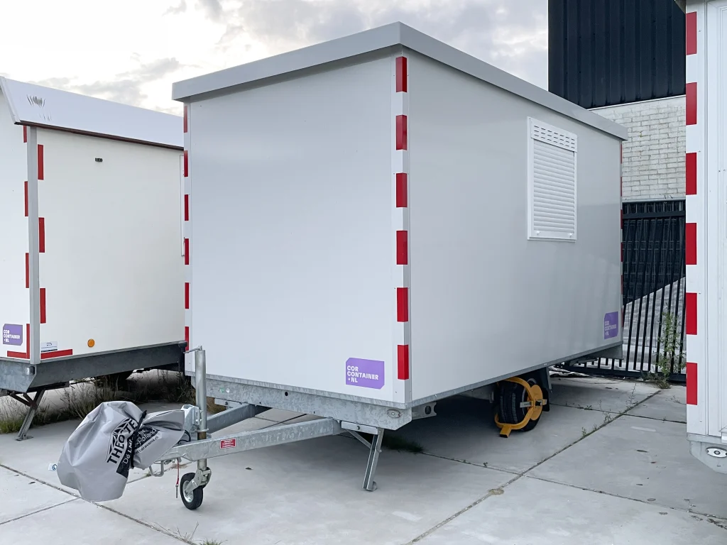Witte schaftwagen van 4 meter lang met keuken