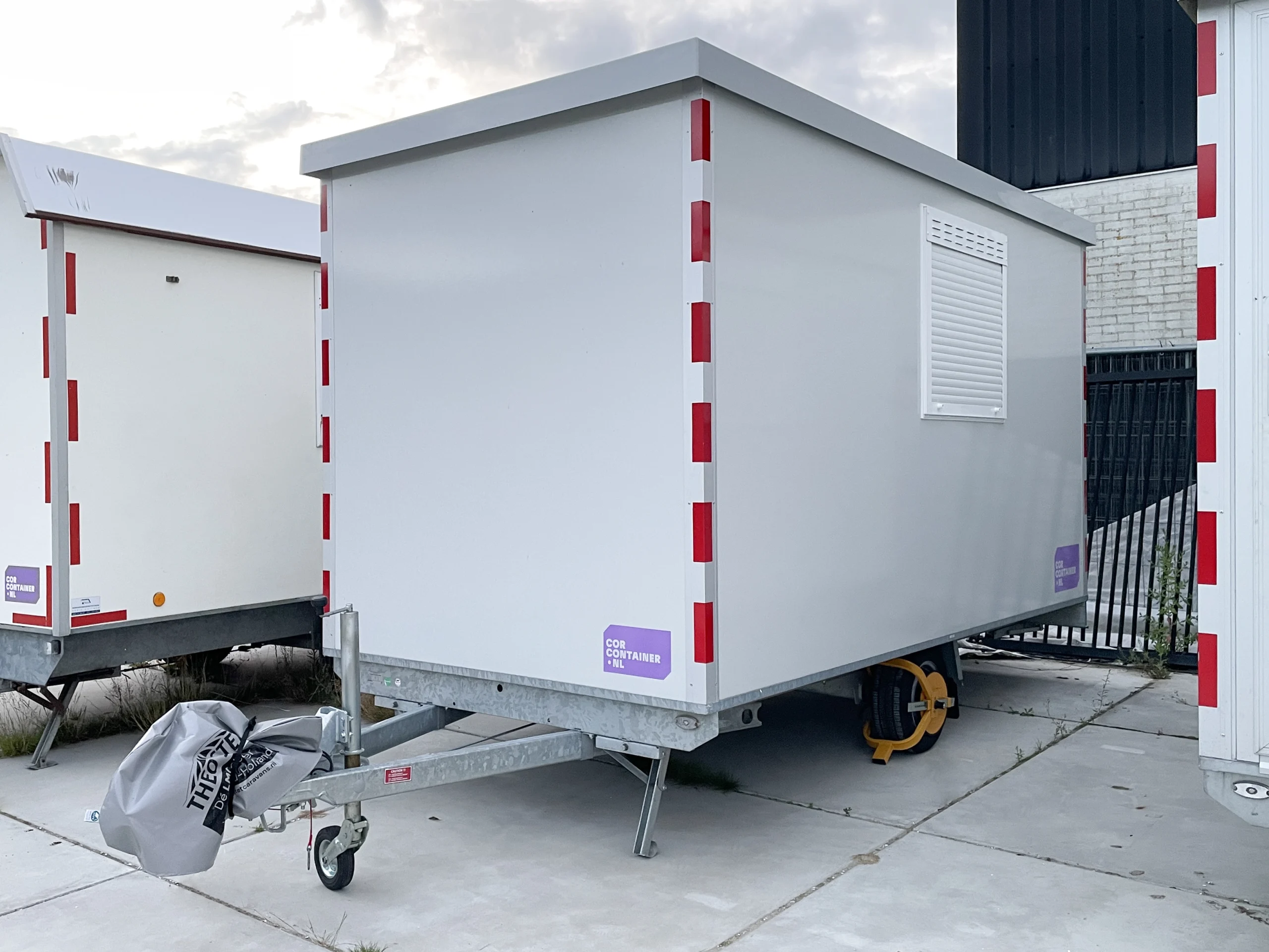 Foto van witte schaftwagen met keuken en raam.
