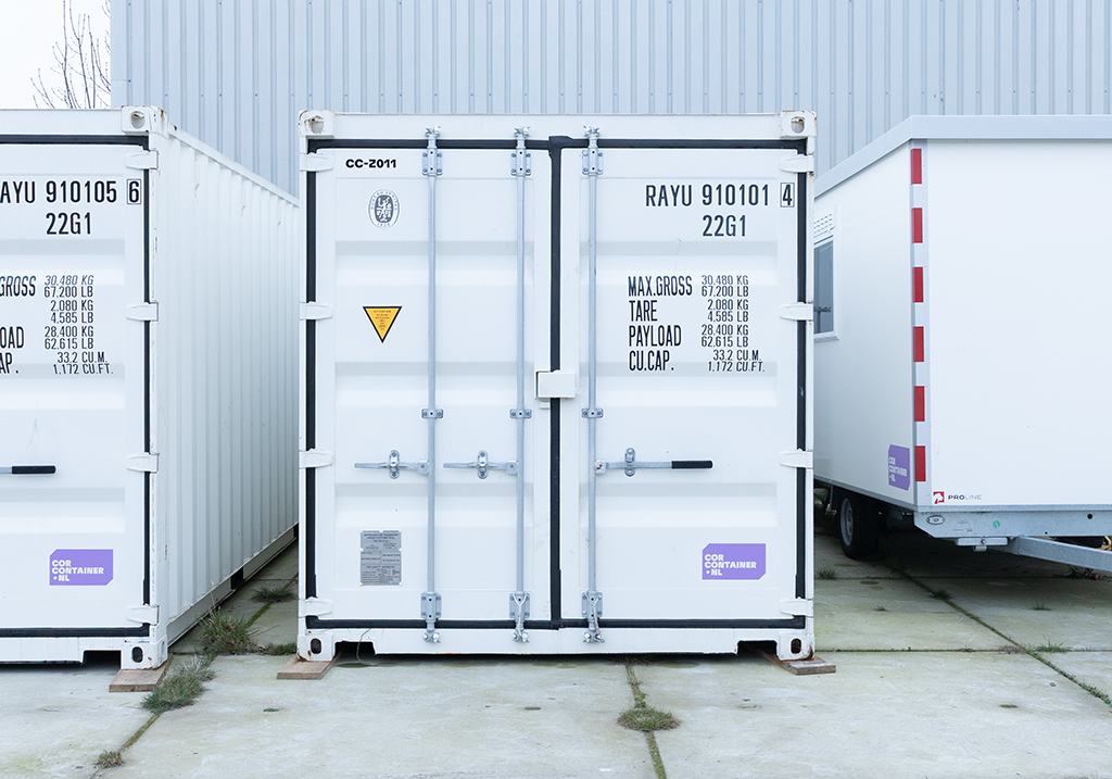 Voorkant witte 20ft zeecontainer met 2 deuren