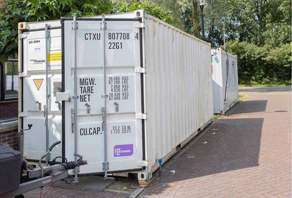Foto van witte 20ft zeecontainer.