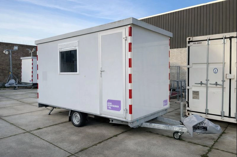 Foto van witte schaftwagen met keuken en raam.